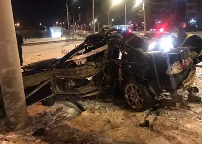 В Красноярске ночью 21-летний водитель BMW на высокой скорости влетел в столб