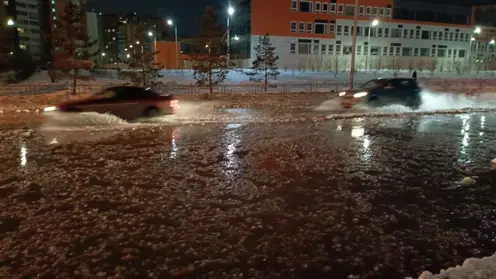 В Красноярске из-за аварии затопило проезжую часть на ул. Алексеева