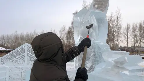 В Красноярске в Татышев-парке началось строительство ледового городка