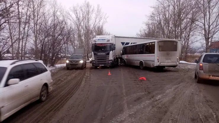 В Красноярском крае 9 человек пострадали в ДТП с маршрутным автобусом