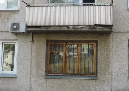 В Кемеровской области  в попытке сбежать из дома девочка спрыгнула с балкона