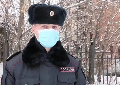 В Иркутске полицейский помог пожарным спасти ребенка из горящей квартиры