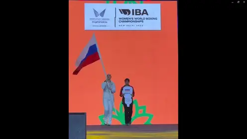 Женская сборная России по боксу вышла на церемонию открытия чемпионата мира с флагом страны