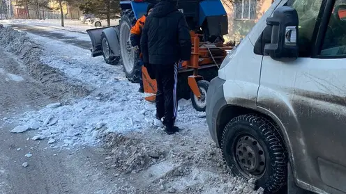 Красноярске дорожники помогли водителю выбраться из снежного плена