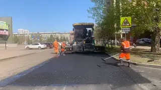 В Красноярске на ул. Добролюбова асфальтируют дорогу и ремонтируют тротуары