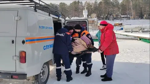 На Красноярском водохранилище в результате наезда мотобуксировщика на палатку серьезно пострадала женщина