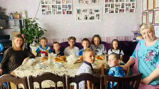 Елена Пензина поздравила многодетную приемную семью с наступающим Днем семьи, любви и верности