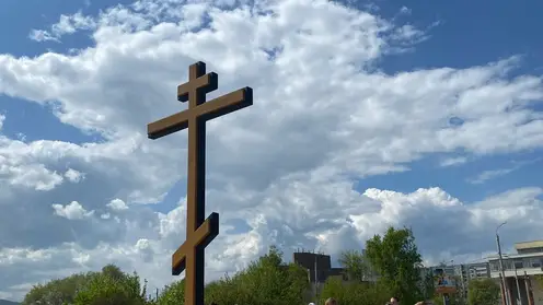 В Красноярске на месте поклонного креста на набережной Стрелки проходят молебны