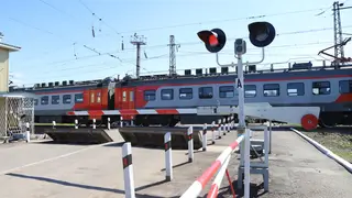 КрасЖД предупреждает о временных ограничениях движения через железнодорожный переезд в Березовском районе