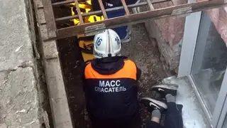 Житель Новосибирска упал в подвал около жилого дома