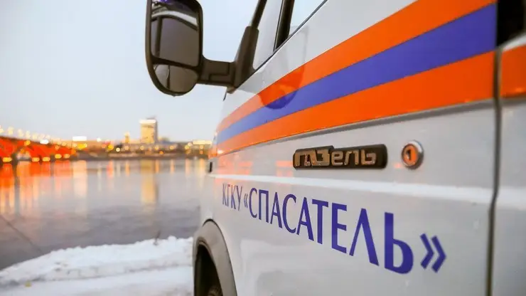 В Красноярске с Коммунального моста мужчина чуть не спрыгнул в Енисей