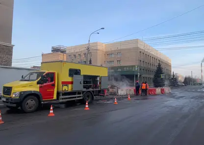 Около 23:00 часов в центре Красноярска локализовали порыв на теплопроводе