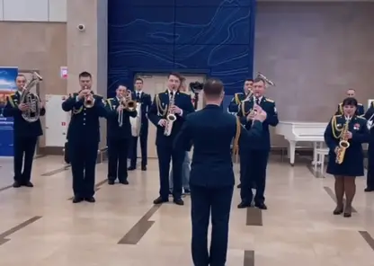 В красноярском аэропорту в честь 23 февраля исполнили песни военных лет
