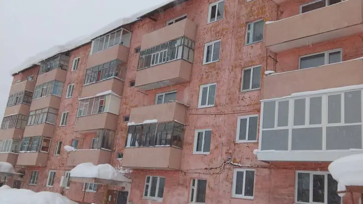 В Курагинском районе 27-летний мужчина упал с крыши дома при чистке снега и погиб