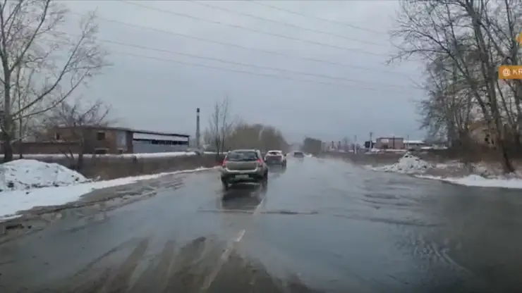 В Красноярске на Енисейском тракте произошел прорыв водопровода