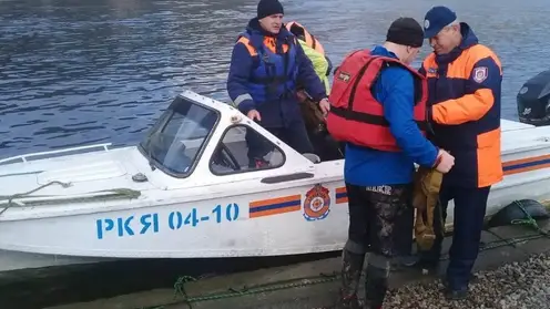 Резиновая лодка с двумя туристами попала в шторм на Красноярском море