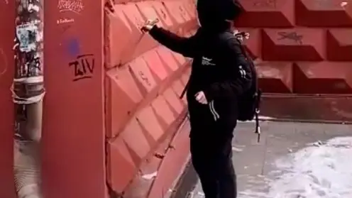 В Красноярске вандалы изрисовали здание на проспекте Мира