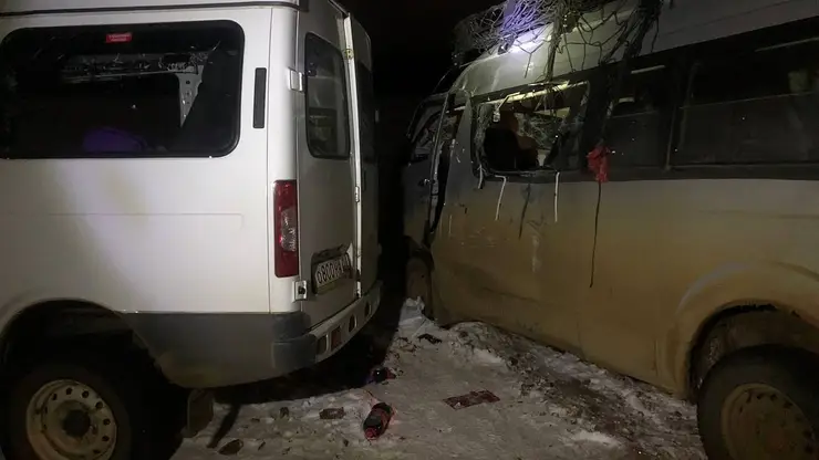 В Якутии 14 человек пострадали при столкновении двух микроавтобусов