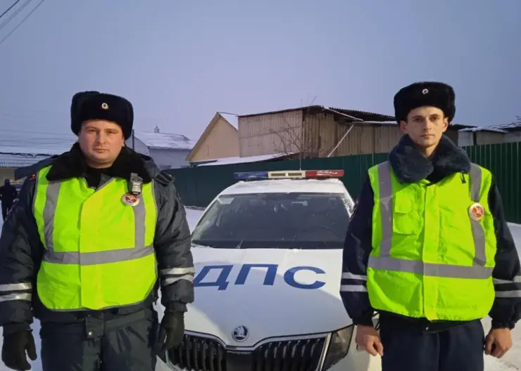 В Красноярском крае инспекторы ДПС спасли пассажиров рейсового автобуса