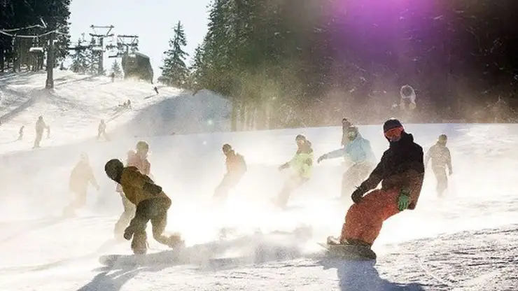 В Красноярске в «Бобровом логу» состоялась тренировка спуска сноубордистов в поддержку российских олимпийцев