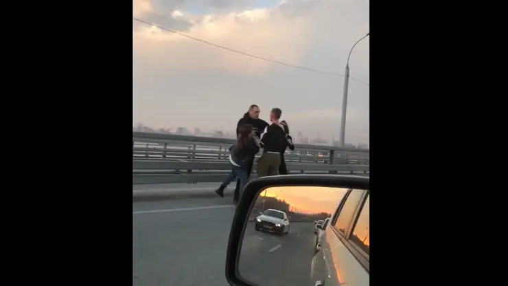 На мосту в Новосибирске подрались водители