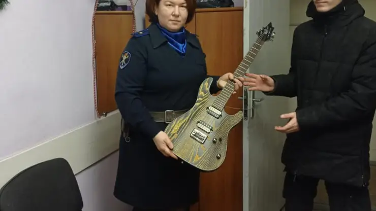 В Красноярском крае норильчанка похитила у друга электрогитару и подарила любимому