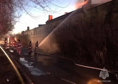 Ночью в Красноярске на ул. Малиновского загорелось заброшенное здание