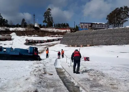 Спасатели распилили лёд на Красноярском водохранилище