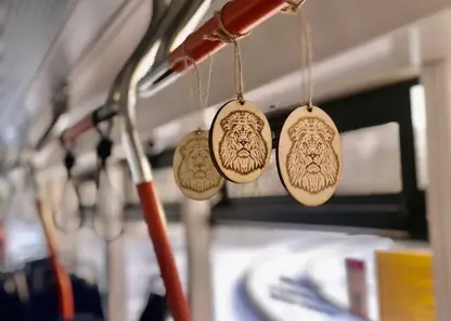 В салонах новых красноярских трамваев повесили сувениры с изображением львов