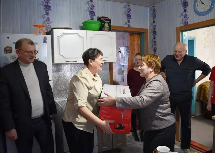 В рамках партийной «Эстафеты добра» Галина Ампилогова подарила пылесос многодетной семье в Назаровском районе