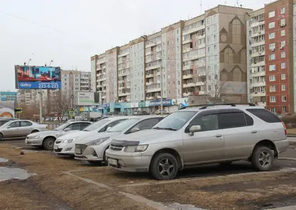 В Красноярске в Свердловском районе за парковку на газонах наказали 151 человека