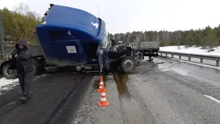 В Красноярском крае водитель грузовика перекрыл трассу из-за ДТП