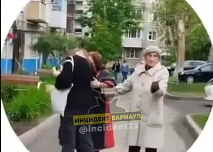 Две жительницы Барнаула избили школьниц из-за листовок