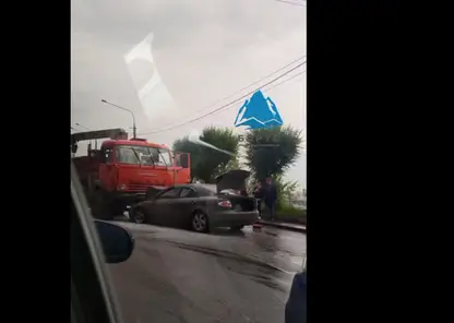 КАМАЗ и несколько легковушек столкнулись на Коммунальном мосту в Красноярске 