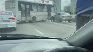 В Красноярске столкнувшийся с легковушкой автобус перекрыл движение на Авиаторов