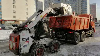 116 единиц спецтехники убирали снег минувшей ночью в Красноярске