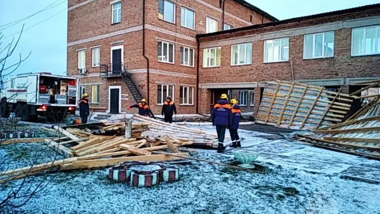 В Красноярском крае 186 специалистов МЧС продолжают устранять последствия ураганного ветра