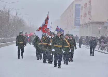 В Красноярском крае жители северного города пришли на праздничное шествие несмотря на снегопад