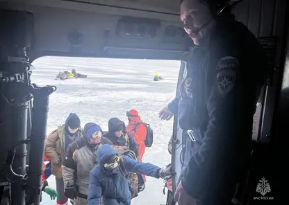 На Сахалине сотрудники МЧС спасли рыбаков с оторвавшейся льдины