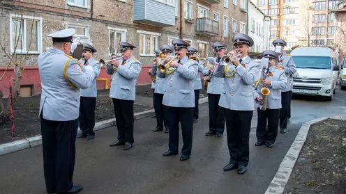 В Красноярске для ветеранов Великой Отечественной войны во дворах их домов состоялись концерты