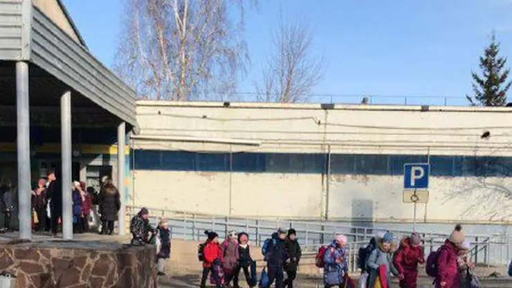 В Красноярске эвакуируют учеников гимназии «Универс»