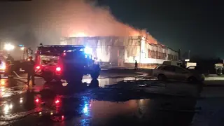 В Новосибирске во время крупного пожара на складе обвалилась крыша