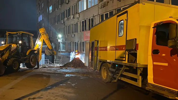 В Красноярске специалисты отремонтировали теплосеть на улице Парижской коммуны