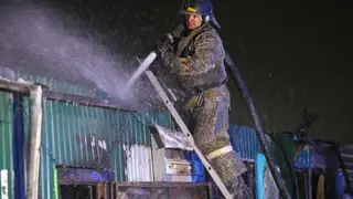 В Кемеровской области сотрудники МЧС вывели из горящего дома 15 человек