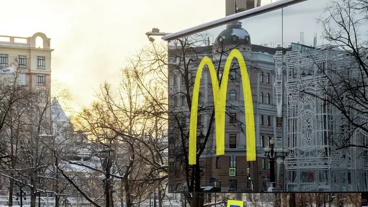 В Красноярске «Макдоналдс» напротив ТРЦ «Планеты» оказался законно построенным