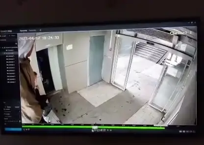 В Красноярске камера видеонаблюдения сняла, как её воруют подростки