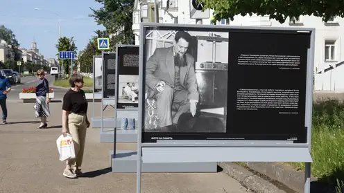 В Железногорске открылась выставка "Фото на память. Игорь Курчатов в воспоминаниях и фотографиях современников"