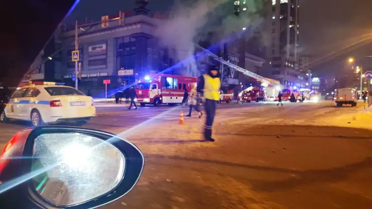 Дорожная полиция частично перекрыла ближайшие улицы к месту пожара в ТЦ Красноярска
