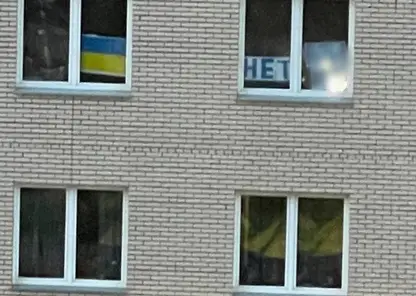В Красноярске из-за флага Украины и плаката жителям Покровки закрасили окна