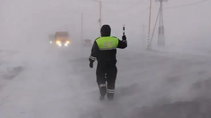 Красноярским автомобилистам напомнили о правилах безопасной езды во время сильного ветра
